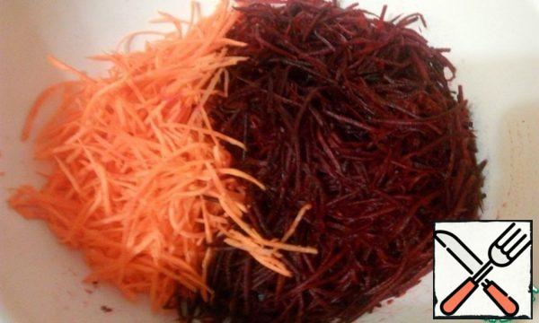 Grate the carrots and beets on a Korean carrot grater.