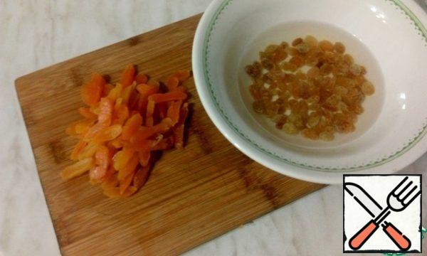 Pour boiling water over the raisins, rinse the dried apricots and cut into strips.