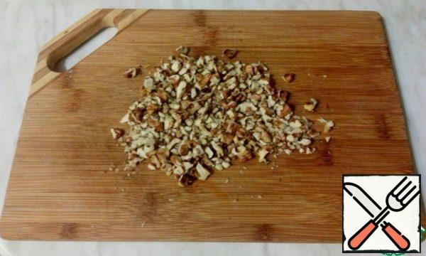 Cut the nuts coarsely with a knife.