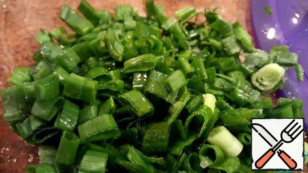 Cut a bunch of green onions, only the green part.
Of course, pre-wash and dry the onion.
Add salt, lemon juice and a pinch of sugar.
Stir.
