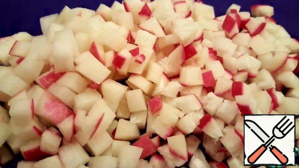 In the same way, cut the radish into cubes.