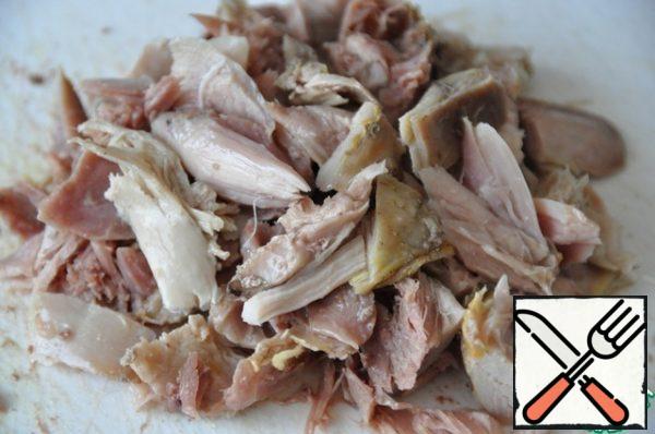 Boiled chicken fillet cut into pieces, I prefer to take the meat from the shins or thighs. The Breasts look dry to me.
