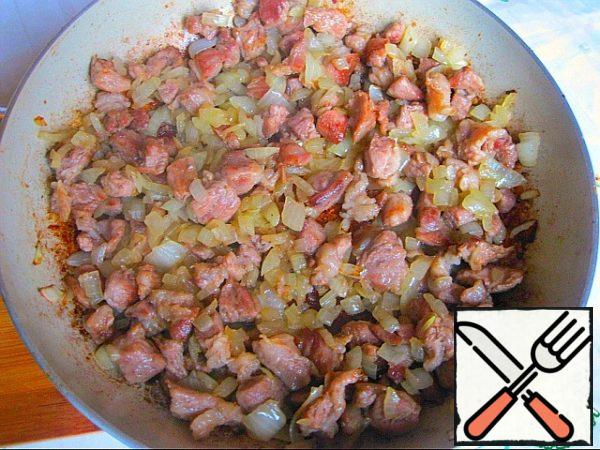 While the cabbage is stewing, cut the brisket and onion into small cubes. First fry the brisket in a dry frying pan, then add the onion. And continue to fry until the onion becomes transparent.