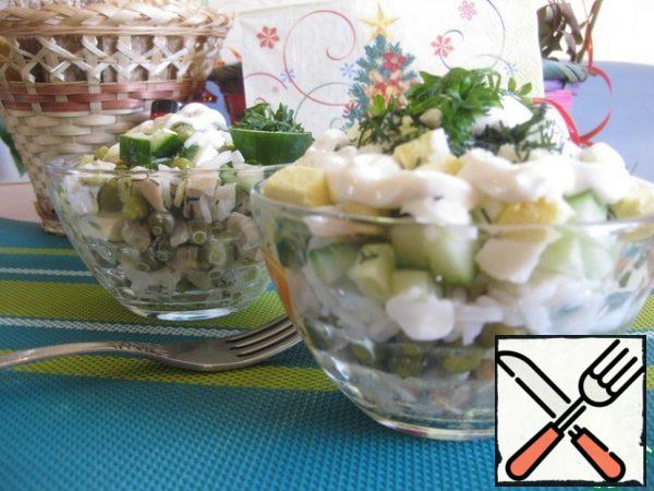All products are cut into small cubes, mix, add dill, mayonnaise, salt and pepper and put on salad bowls.
I made 2 options for serving-for a festive table, you can put it in a salad bowl in layers ( I have chicken with onions-peas-rice-mayonnaise-cucumber-egg-mayonnaise-dill), or you can mix everything in a bowl and put it in salad bowls.