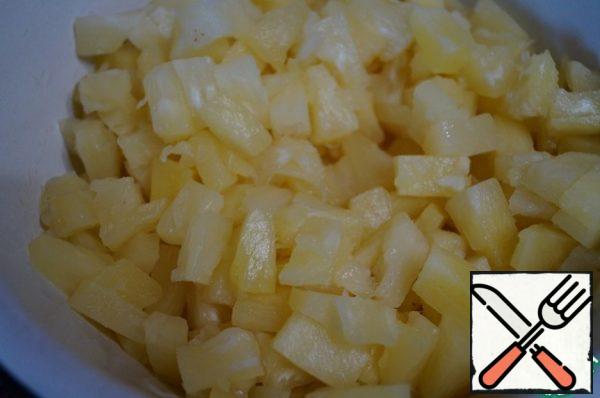 I used canned pineapple slices in a light syrup. Drain the syrup, if the pieces are large, cut them smaller.