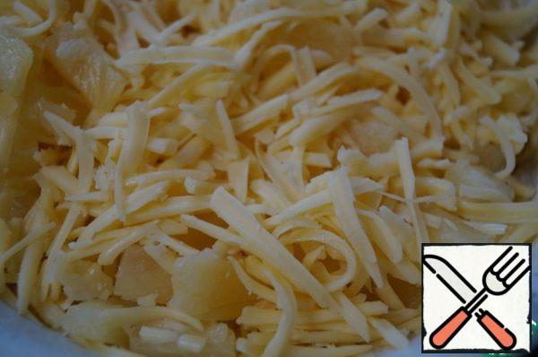 Mix the cheese with the pineapples, add the garlic and mayonnaise passed through the press, and mix everything well. Salt is usually not required, but you make it to your taste.
