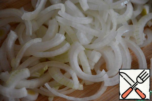 Peel the onion. Cut into thin half-rings.