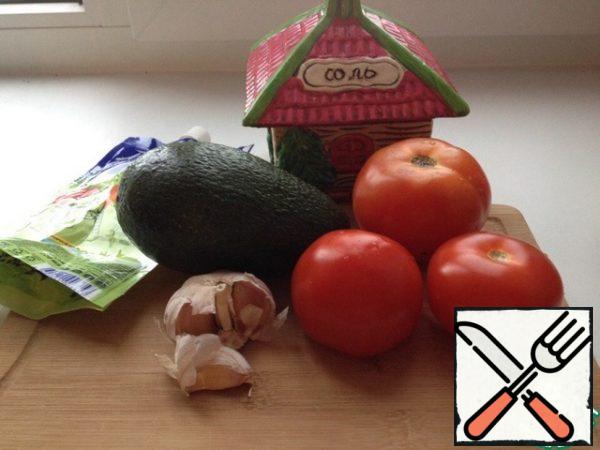 These are the ingredients we need. I cooked dinner on my own, so I took half an avocado, 2 small tomatoes and a slice (but large) of garlic. The portion turned out to be decent: it's just right for my dinner, but it's too much for a friend, so I indicated that I would take 1-2 servings.