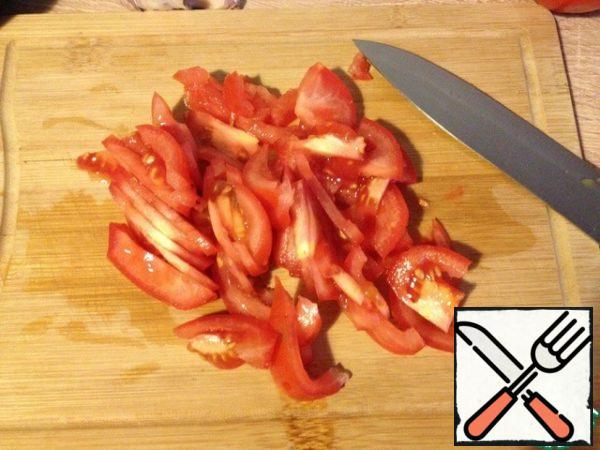 Tomatoes cut into slices, if the tomatoes are large, you can also cut the slices in half.