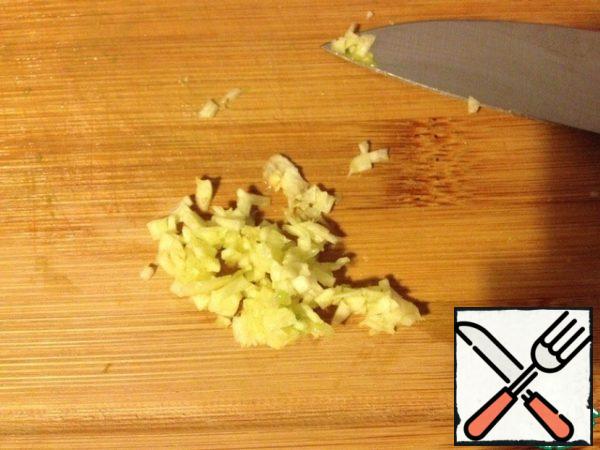 Pass the garlic through a chesnokodavilku. If it is not, then you can use a flat knife blade to crush a clove of garlic and finely chop it.