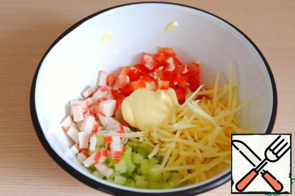 Add the prepared ingredients to the bowl, add the garlic passed through the garlic press (1 clove.). Season the salad with mayonnaise, if necessary, add salt to taste.