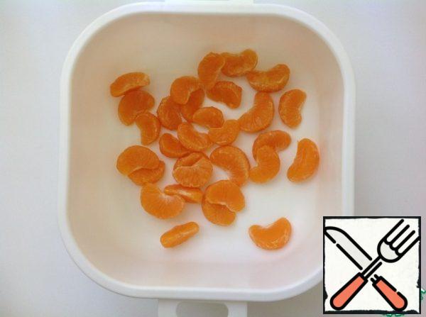 Peel the tangerines and divide them into slices.