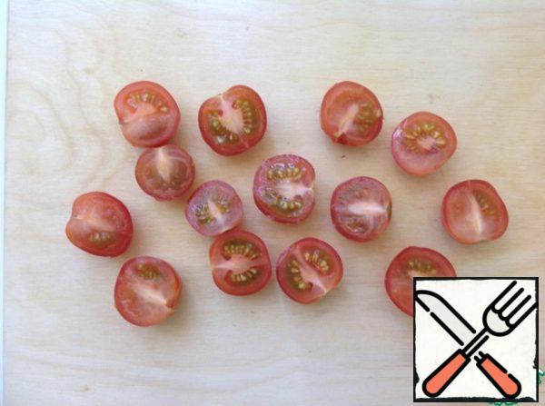 Wash the tomatoes and cut them into slices. If used cherry - cut in half.