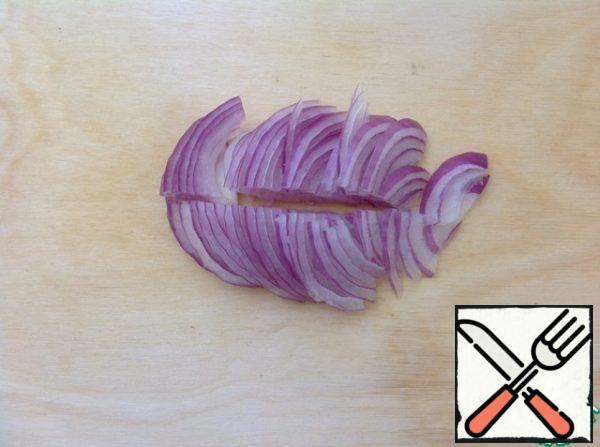 Peel the onion and cut it into half rings.