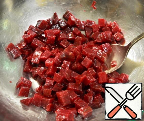 Cut the boiled and cooled beets into cubes and thoroughly coat them with vegetable oil. We need this to ensure that the beetroot does not share its juice so abundantly with other ingredients.