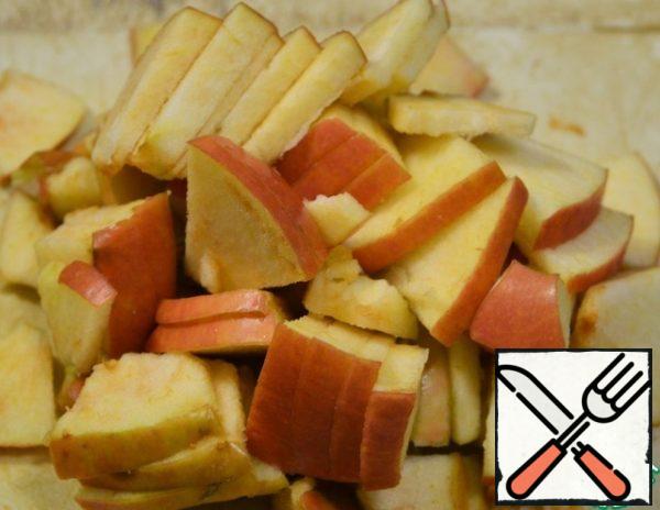 Cut the Apple into thin plates.