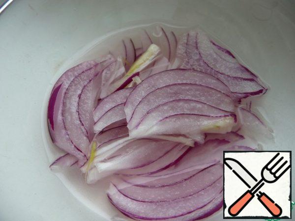 Peel the onions, cut them into thin feathers, add a little salt, add vinegar and a little water, and leave for 10 minutes to marinate.