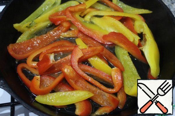 Put the peppers in a hot frying pan, greased with vegetable oil, and fry for about 1 minute.
Pour in the vinegar and 4 tablespoons of water.
Reduce the heat to low and cover the pan with a lid. Simmer for 3-4 minutes. Remove the lid and evaporate the liquid.