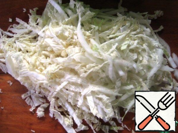 Chop the Chinese cabbage.