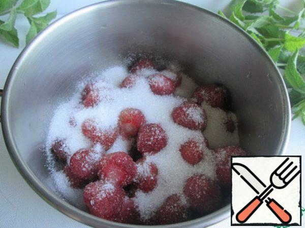 Sort out the strawberries, wash them, dry them, and place them in a cooking dish. Add half the sugar and leave for 1 hour to stand out the juice.