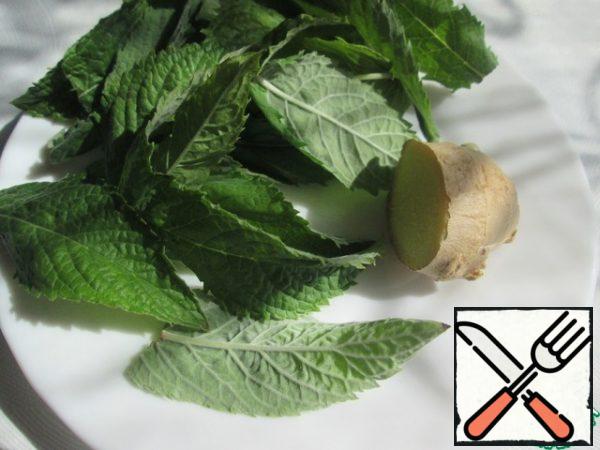 Wash and dry 3-4 sprigs of mint. Separate the leaves, 10-15 pieces, or the number - as desired and taste.
Prepare the ginger root. Cut a piece of 2 cm (or larger), and then peel.