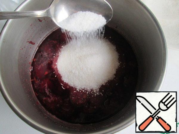 Then mix the remaining sugar with pectin (or another thickener for jam) and add to the jam. Stir well.
The amount of added thickener should be determined according to the instructions on the package.
