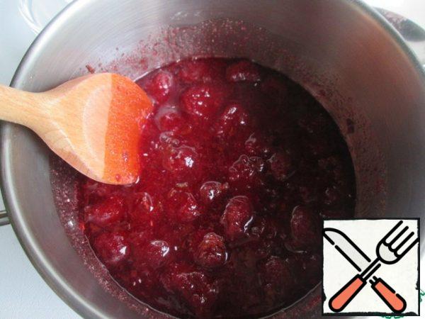 Cook until thick, it will take 2-3 minutes. Longer is not recommended, otherwise the pectin will lose its properties and the jam will remain liquid.