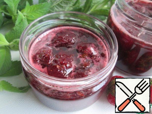 When hot, pour into sterilized jars and cover with lids. After cooling, store in a cool place. Delicious jam with a pleasant taste and aroma!
It will finally thicken after cooling.