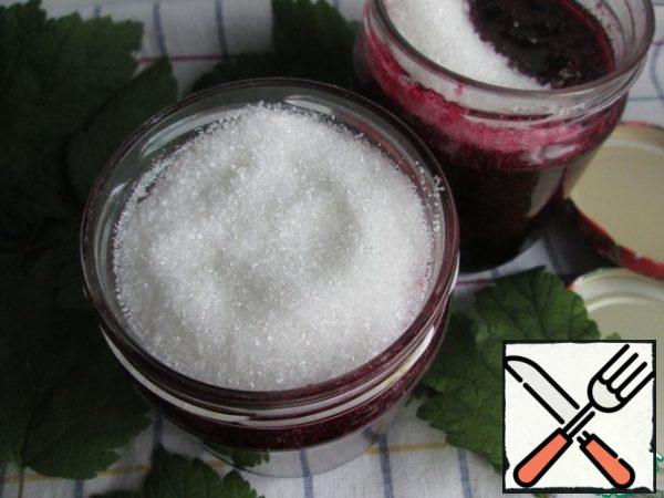 Spread the currant mass in cold jars, add sugar on top of a layer of 1 cm, along the neck. At this time, place the lids in boiling water, boil them and close them with hot water. I close them with screw caps.
Store the jars in a cool place, preferably in the refrigerator.