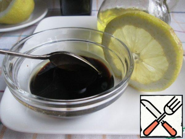 Prepare the salad dressing sauce by combining olive oil, balsamic vinegar and juice from 1 lemon slice (or to taste). Stir.