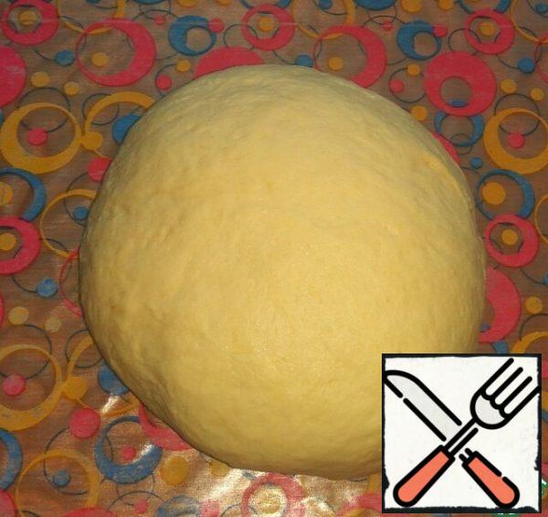 Combine 370 g of flour with yeast.
Parts to add to the liquid ingredients. Add the remaining 50 g of flour in parts (you may need more or less, depending on the flour and the humidity of the cottage cheese).
Knead the non-sticky dough. Leave for 1 hour in a warm place.
