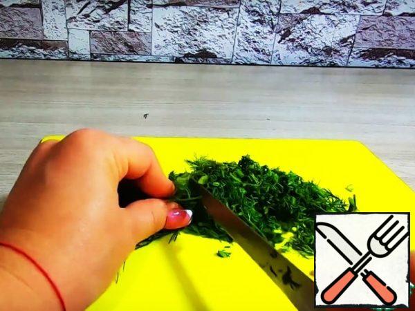Cut the dill finely and add to the tomatoes.