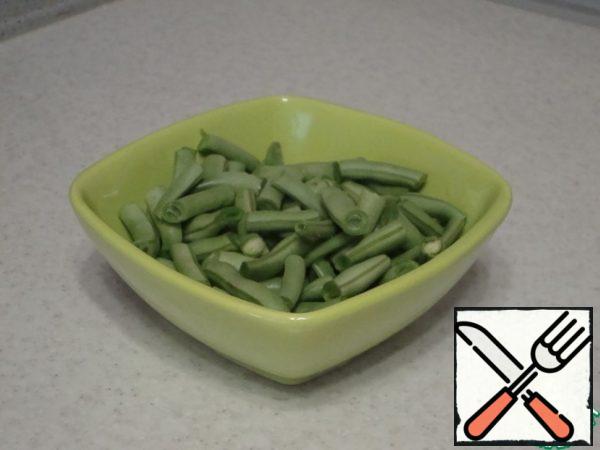 Wash the green beans and cut them into 3-4 cm long pieces.