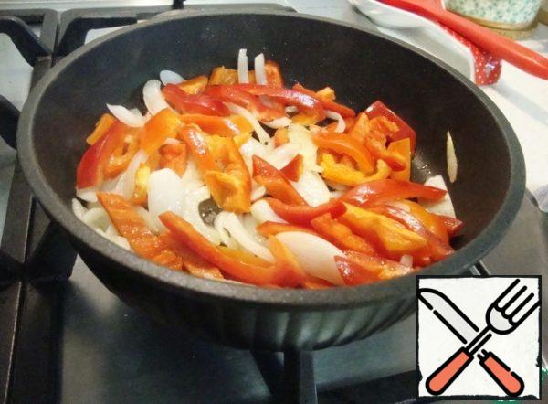 In a frying pan, heat the vegetable oil and fry the onion and bell pepper lightly.