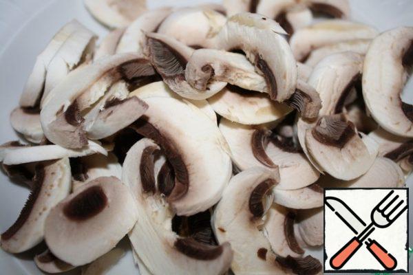 Cut the mushrooms into thin washers.
