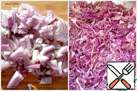 To prepare the salad, finely chop the onion and cabbage. Salt the cabbage and mash it a little.