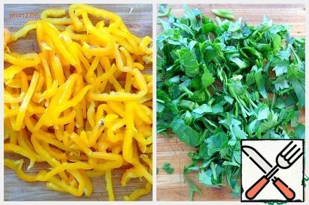 Sweet pepper cut into strips, chop the greens.