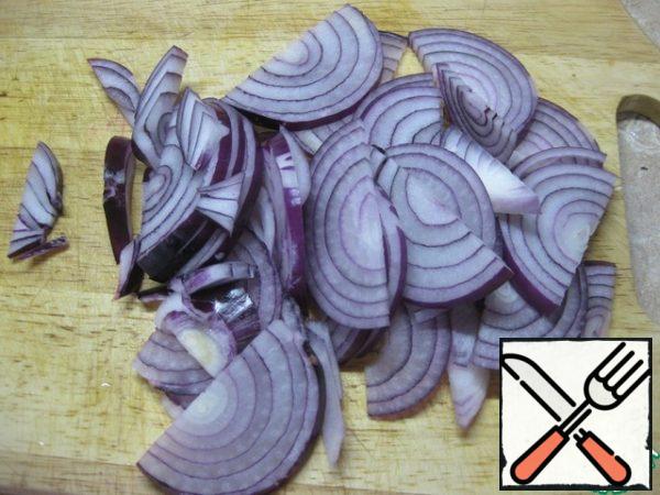 The time is given without taking into account the baking of beetroot - it must be prepared in advance, you can boil it. Peel the onion and cut it into half rings.