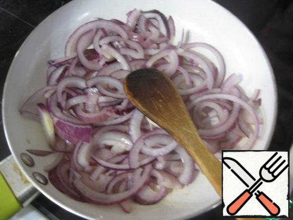In a frying pan, heat 1-2 tablespoons of oil and spasser the onion for 1-2 minutes, it should not become completely soft.