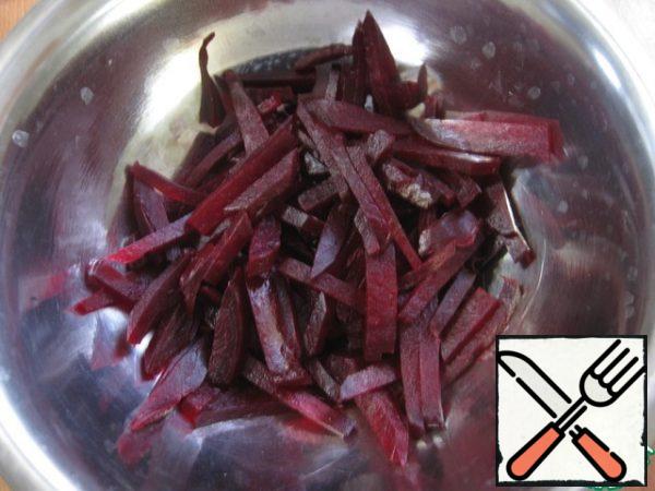 Peel the beets and cut them into strips.