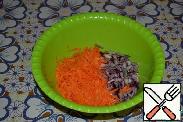 Grate the carrots on a large grater, chop the onion finely.