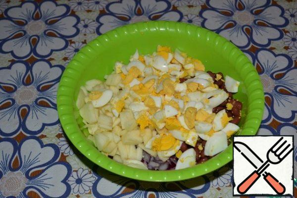 Cut the eggs into large cubes.