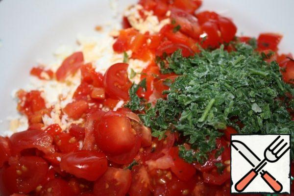 Finely chop the peppers, tomatoes, parsley and yogurt.
Mix everything well and add salt to taste, depending on the salinity of the cheese.