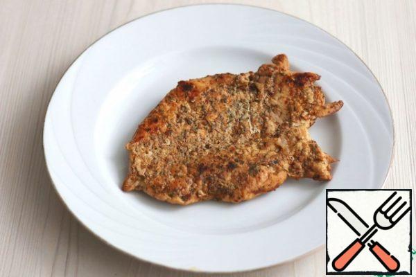 Chicken breast should be prepared in this way:
Grease a sheet of parchment with vegetable oil, salt to taste and sprinkle with a mixture of Provencal herbs. Beat off the breast on both sides. Place the breast on a sheet of parchment, cover with part of the parchment sheet on top and press with the palm of your hand. Place the structure on a dry frying pan and bake the breast on both sides until cooked.