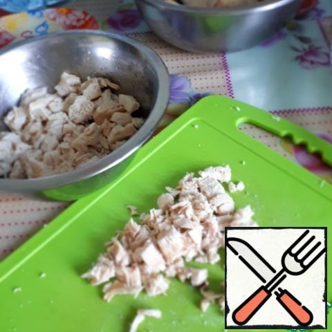 Prepare all the ingredients. Boil the chicken fillet and slice it.