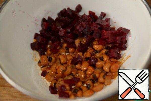 Peel the boiled beets and cut into cubes.