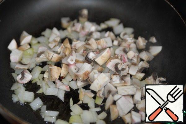 Cut the mushrooms into cubes and fry them with onions.
Add salt and chili flakes to taste.