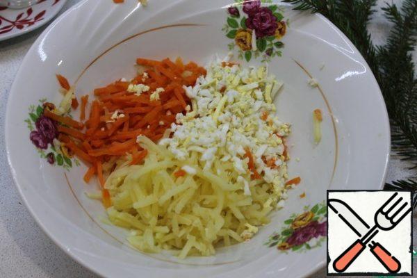To prepare the salad you need to use a grater for carrots in Korean. Gently grate the potatoes, egg and carrots.