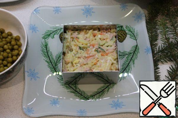 Pepper, add mayonnaise, mix gently. Use the form to place the salad in the center of the plate, not reaching the top.
