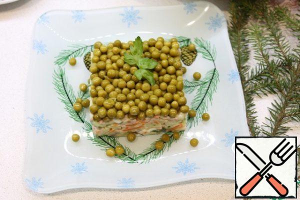 Put the peas on top, remove the form and decorate with parsley leaves.